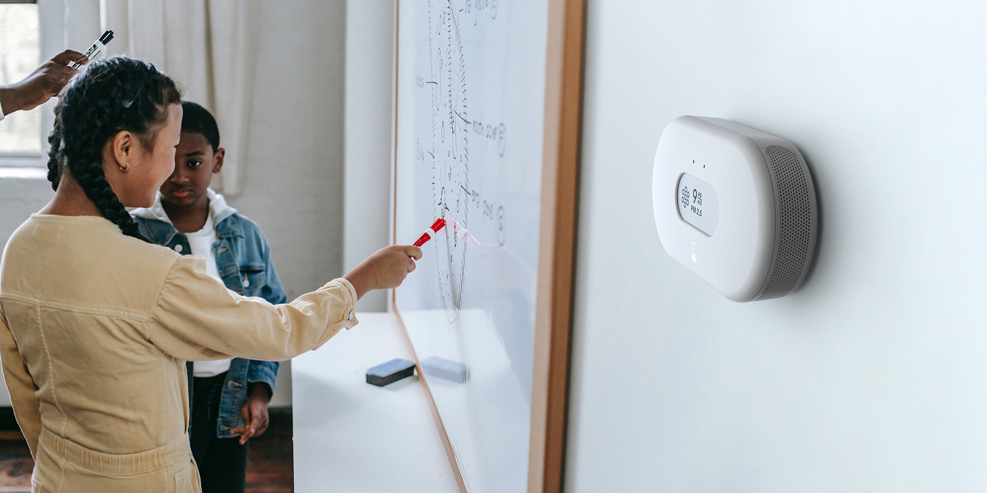 Airthings Space Pro (formerly View Plus for Business) - Lifestyle Classroom_PM_WEB (1)